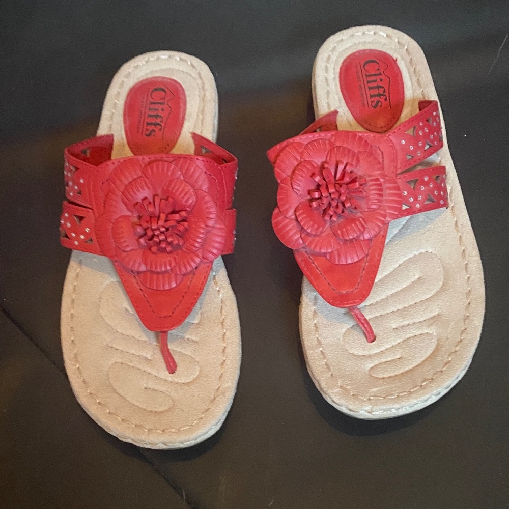 Cliffs by WHITE MOUNTAIN Red Floral Sandals